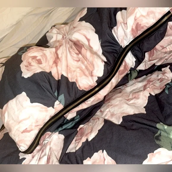 Pottery Barn Teen Emily Meritt Bed of Roses Black white stripe sleeping bag NEW - Picture 4 of 14